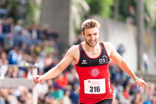 Fabian Dammermann (LG Osnabrueck) im Ziel nach 400m am 04.06.2022 waehrend der Sparkassen Gala in Regensburg